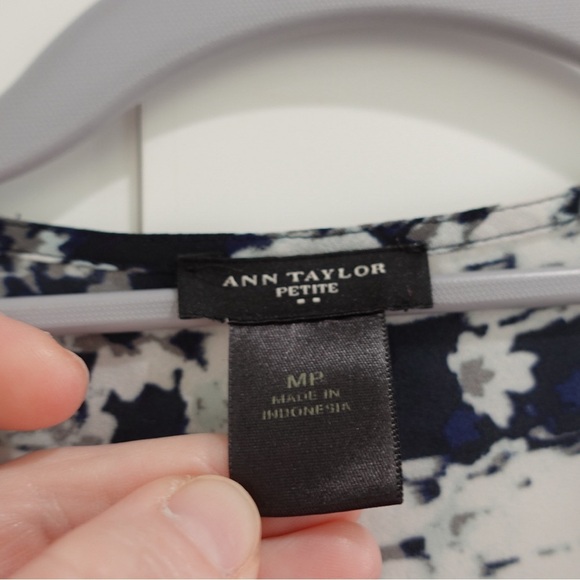 Ann Taylor Petites Multicolor Ruffle Front Blouse Sz MP Lightweight Flowy Blue - Picture 2 of 12